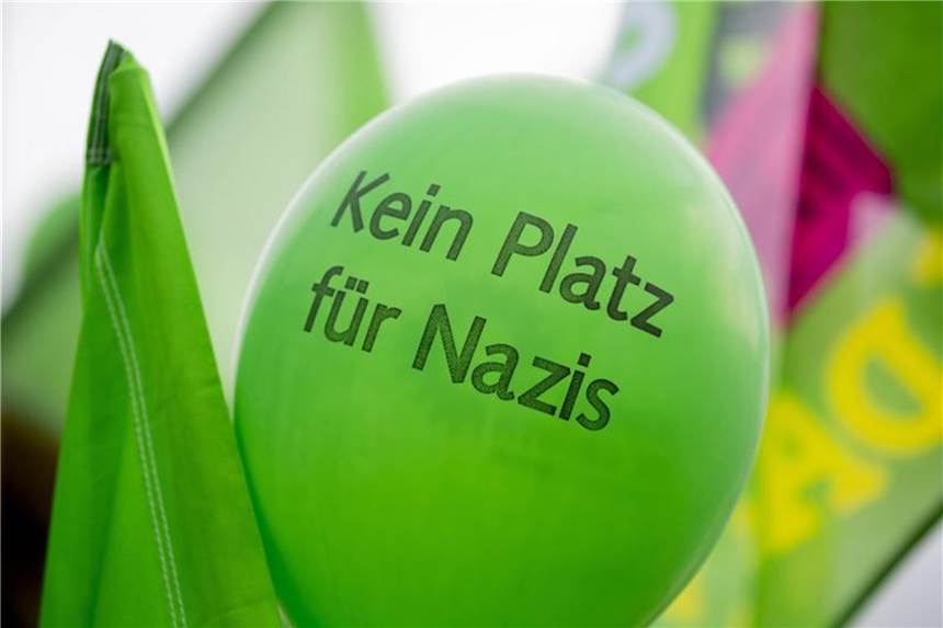 "Kein Platz für Nazis": Aufschrift auf einem Luftballon bei der Gegendemo zum Neonazi-Aufmarsch. Foto: Christoph Soeder