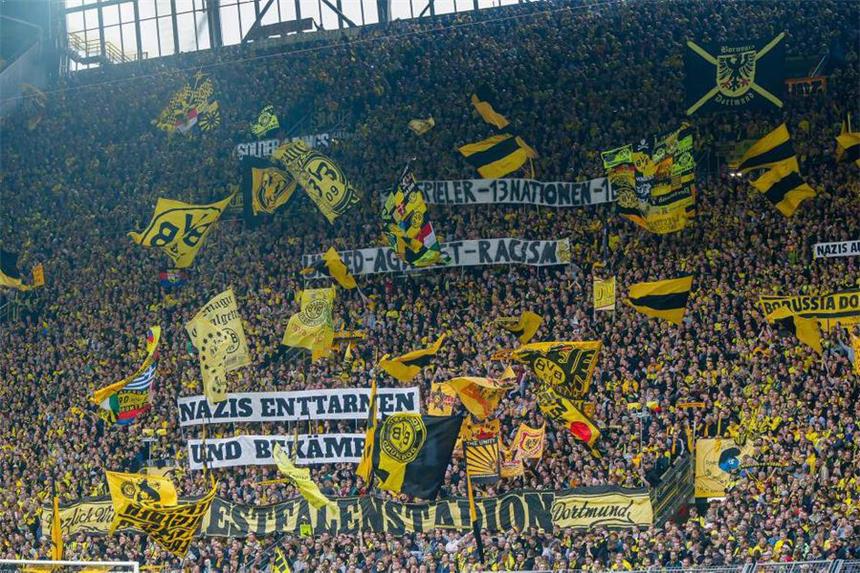 Teilnahme an Neonazi-Demo: BVB entzieht Fanclub Lizenz Kein Platz für Rassisten: die Südtribüne des Signal Iduna Parks. Jetzt hat der BVB dem Fanclub "Borsig Borussen" wegen der Teilnahme an einer Neonazi-Demo die Lizenz entzogen.