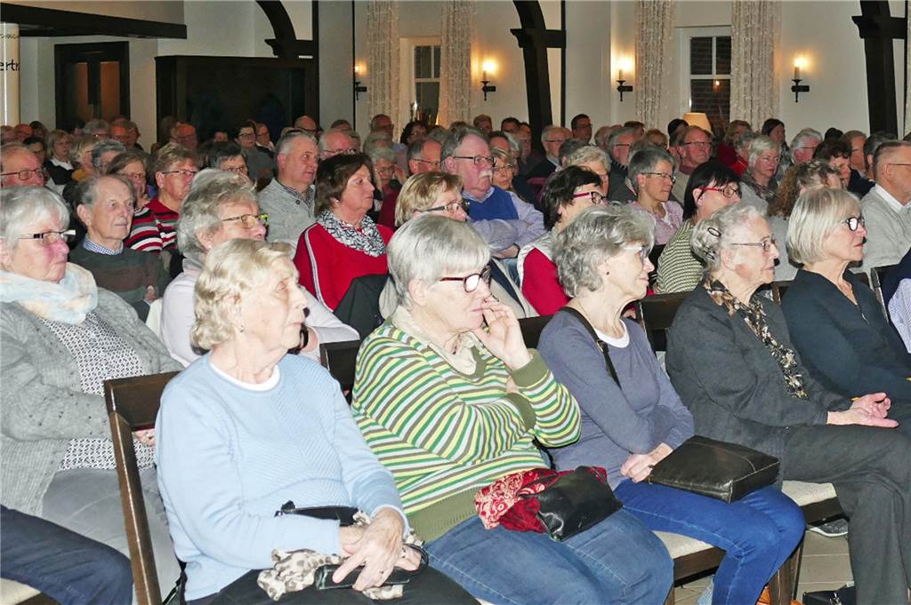 Kein Platz war frei geblieben im Festsaal Terhörne: Viele Südlohner wollten die Lesung der Erinnerungen von Paul-Gerd Stegemann an seine Jugend im Zweiten Weltkrieg in Südlohn hören.