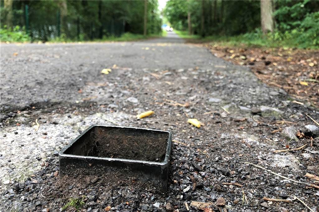 Diese Brücke über der B54 spart 2 Kilometer Umweg – und wird unerlaubt genutzt Kein Poller weit und breit – und im Hintergrund sind die Scheinwerfer eines Autos zu sehen, das gerade unerlaubt über die Brücke fährt.