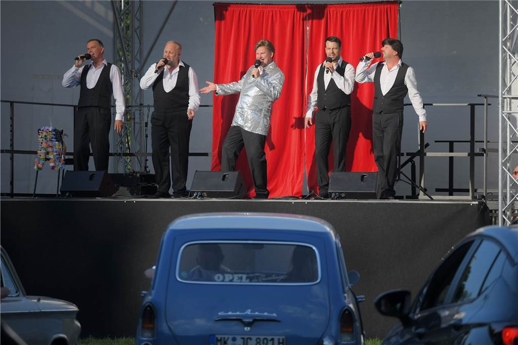 Schwerter Operettenbühne im Autotheater - Liveauftritte ganz anders Kein Publikum direkt vor der Bühne, dafür viele Autos - die Schwerter Operettenbühne performte am Freitag hinter der Rohrmeisterei.