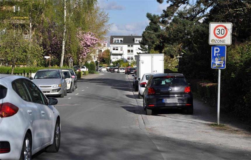 Gottfriedstraße in Lünen soll Fahrradstraße werden Kein richtiger Gehweg und eine ungeordnete Parksituation - das hat die Verwaltung als Probleme in der Gottfriedstraße ausgemacht und will sie bei der Sanierung lösen. Gleichzeitig soll die Gottfriedstraße eine Fahrradstraße werden.
