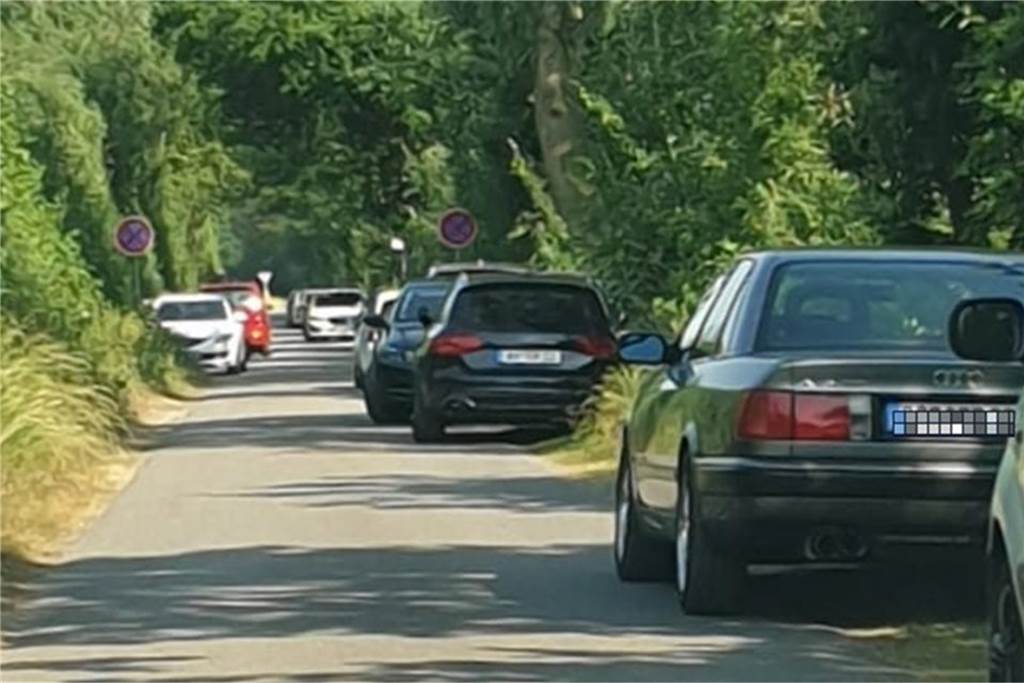 Erste Meilensteine für naturnahen Tourismus im Strönfeld gelegt Kein seltener Anblick im Sommer: Die Straßen im Strönfeld sind von den zahlreichen Besuchern zugeparkt. Dabei ist die Nutzung der Seen und Ufer für Nicht-Angler offiziell illegal.