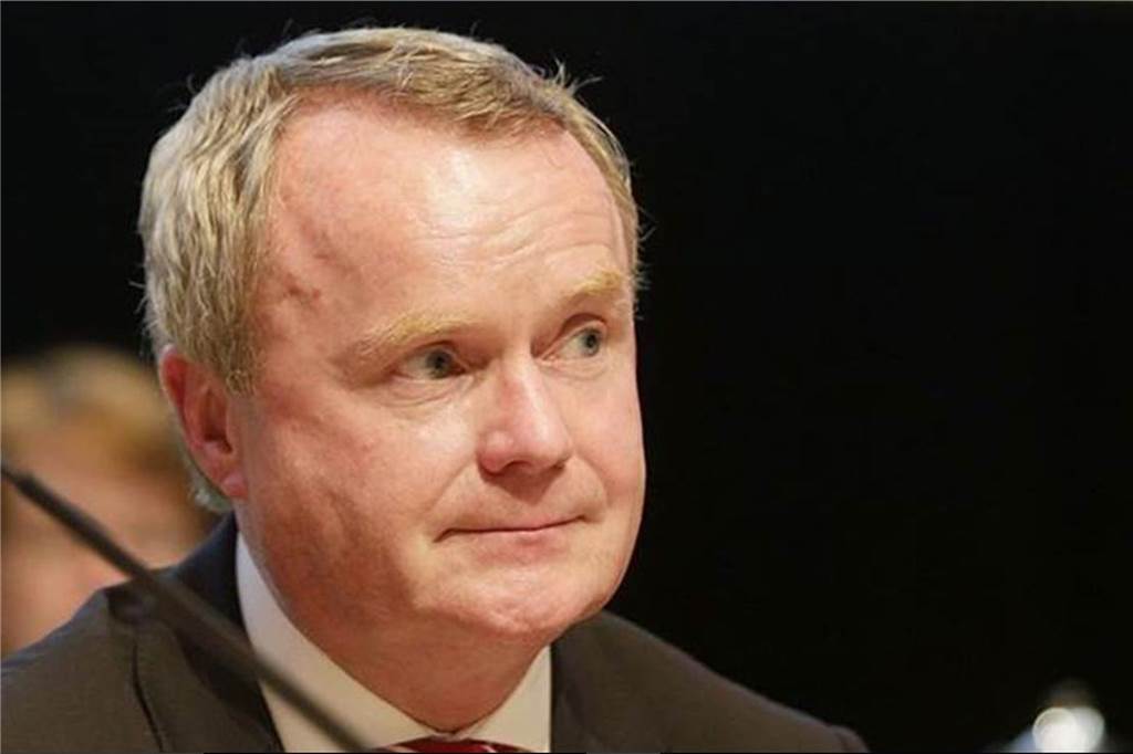 Merkel rät, deutlich weniger Menschen zu treffen – der FLVW will weiter Fußball spielen „Kein Spieler hat sich auf dem Spielfeld infiziert“, sagt FLVW-Vizepräsident Manfred Schnieders, „dafür sind die Kontaktzeiten viel zu gering“.