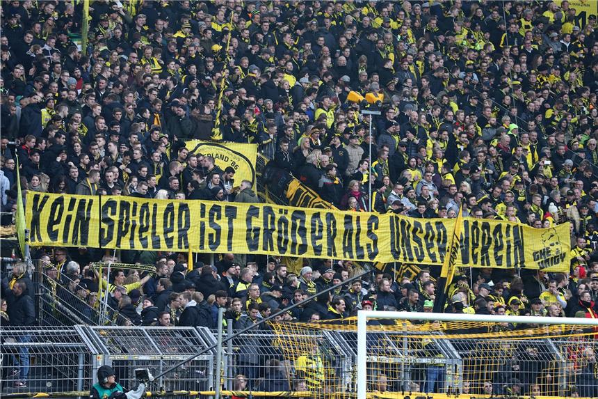 Erschreckende Mängel: BVB droht krachender Absturz "Kein Spieler ist größer als unser Verein." Dieses Plakat war am Samstag Pierre-Emerick Aubameyang gewidmet.