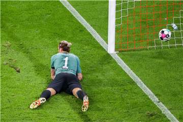 Kein Spielglück: Ralf Fährmann (hier nach dem Tor zum 0:3 in Leipzig) hatte mit der unheilvollen Allianz aus einer extrem löchrigen Abwehr und sehr starken Gegnern zu kämpfen.