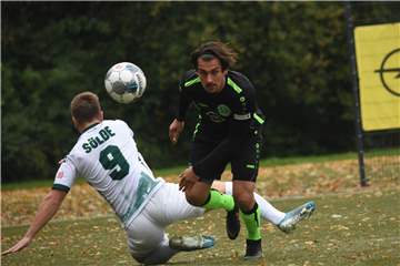 Kein Spitzenspiel am Sonntag: Das Bezirksliga-Match des VfR Sölde gegen den Tabellenzweiten SG Massen - hier mit Sebastian Schnee - muss verlegt werden. 