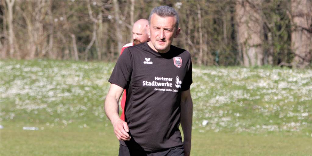 Chaos bei DTSG Herten: Mannschaft zurückgezogen, Trainer geht und kritisiert Vorsitzenden Kein Trainer mehr beim Kreisliga-A-Absteiger DTSG Herten ist Ekrem Adas.