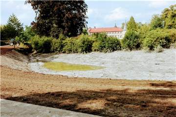 Kein Wasser zu sehen: Der kleine Teich am Schloss Westerwinkel wurde ausgehoben. Dort hatte sich meterhoher Schlamm aufgrund der Trockenheit gebildet.
