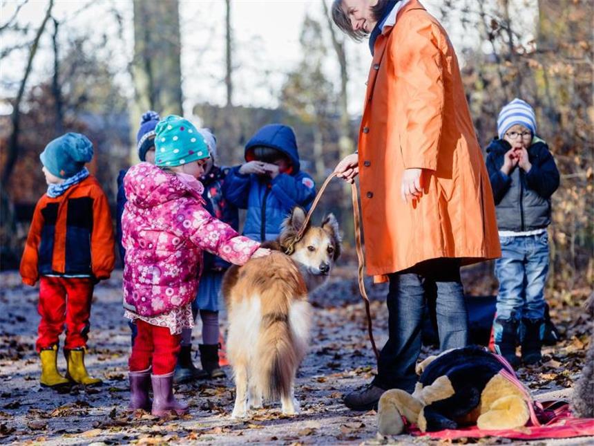 Kindern den Umgang mit Hunden beibringen Keine Angst vor Hunden haben und trotzdem vorsichtig sein - das lernen Kinder in den Kursen von Inga Benecke. Foto: Markus Scholz