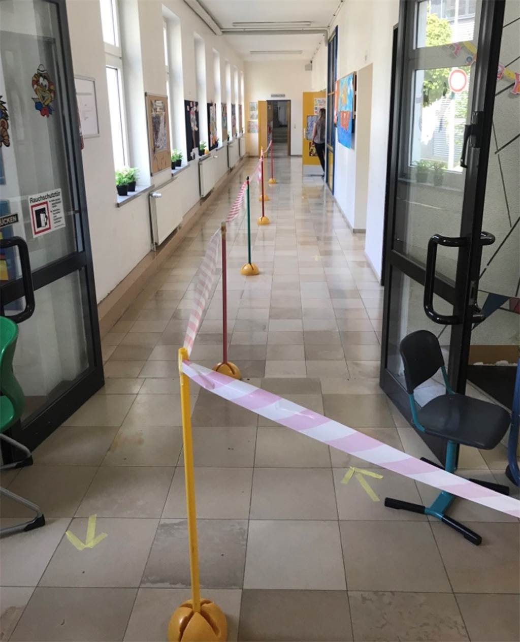 NRW wirft Grundschul-Plan um? Schulleiter aus Schwerte: Ich hab Puls Keine Begegnugen, kein Rempeln im Vorbeilaufen: Alles ist mit Flatterband ausgestattet.