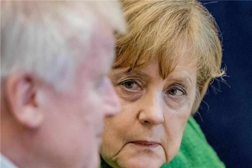 Umfrage: Union verliert - AfD mit 16 Prozent auf Rekordhoch Keine besten Freunde: Die Kluft zwischen Angela Merkel und Horst Seehofer wird immer tiefer. Foto: Michael Kappeler