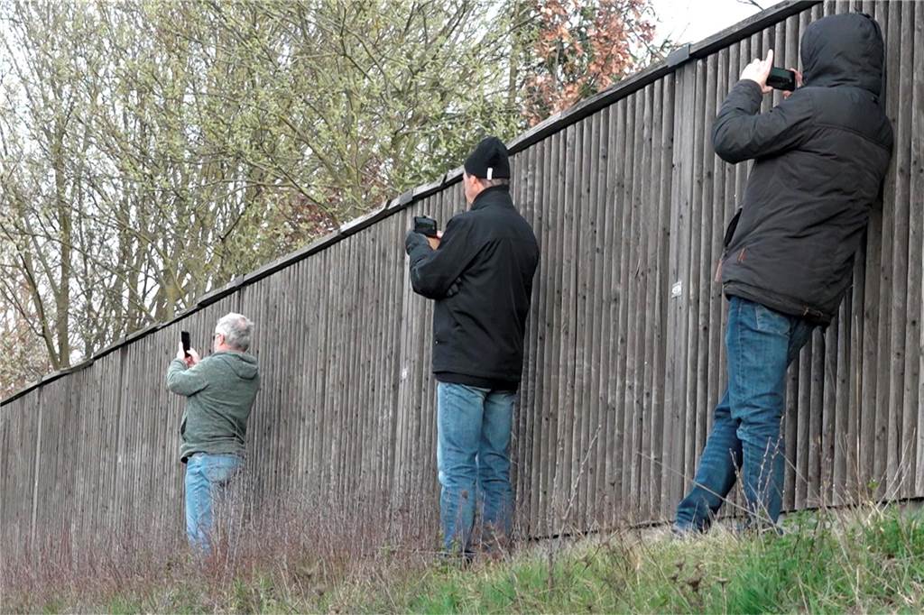 Keine Blaulichtfilmer, sondern Gaffer, die schwere Unfälle filmen oder fotografieren.
