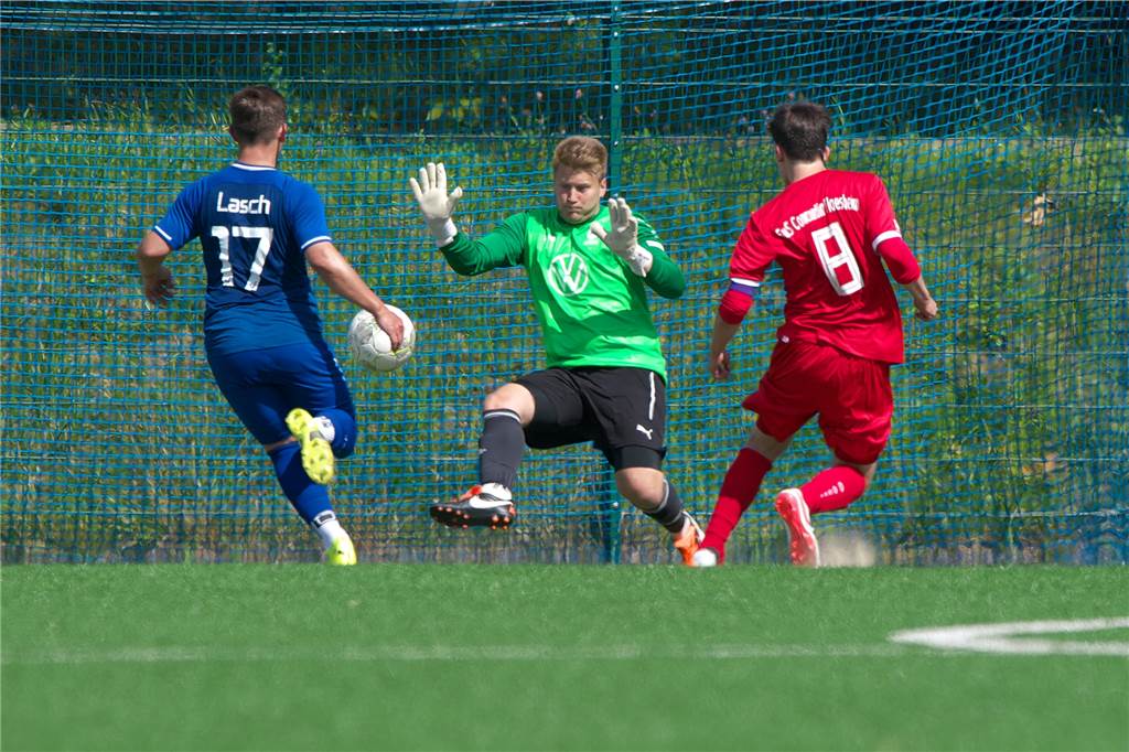 Dramatisches Pokal-Derby: Flaesheim verspielt gegen Sythen fast ein 3:0 Keine Chance: Sythens Torhüter Janik Bilzer (M.) kann Flaesheims Thomas Fritzsche (r.) nicht daran hindern, zum 3:0 zu treffen.