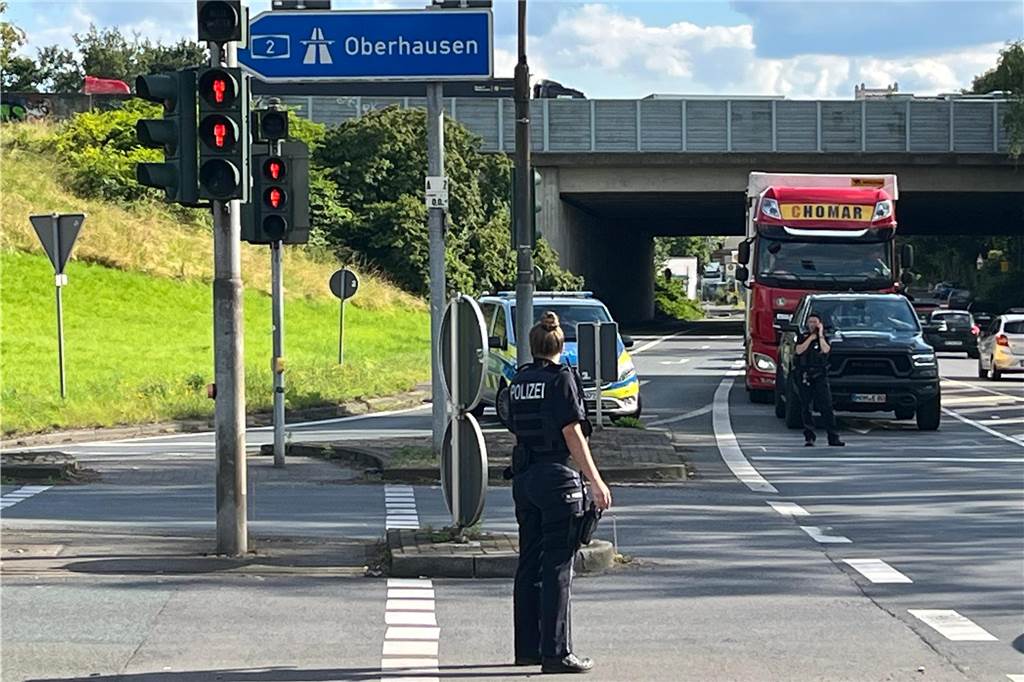 Auto überschlägt sich auf der A2: Jetzt blockiert ein defekter Rettungshubschrauber die Autobahn Keine Durchfahrt: An der B235 kommt man derzeit nicht auf die A2 in Richtung Oberhausen.