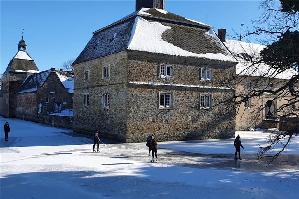 Die Aufreger des Jahres in Herbern: Impf-Ärger, Gänse-Massaker und Co. Keine Gänse, sondern Menschen auf dem Eis sorgen im Februar für Ärger am Wasserschloss.