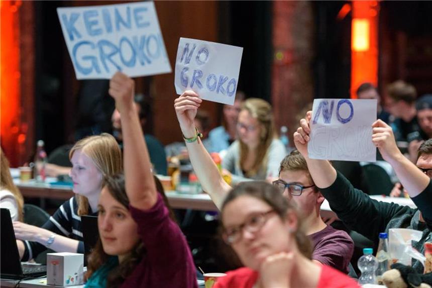 Umfrage: Mehrheit für GroKo-Gespräche der SPD „Keine GroKo“: Delegierte des Juso-Bundeskongresses zeigen Martin Schulz während seiner Rede, was sie von einer großen Koalition halten. Foto: Oliver Dietze