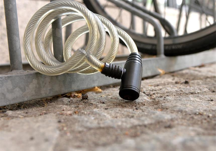 So können Sie sich vor Fahrraddieben schützen Keine Herausforderung für Fahrraddiebe: Dünne Spiralkabelschlösser sind leicht geknackt.