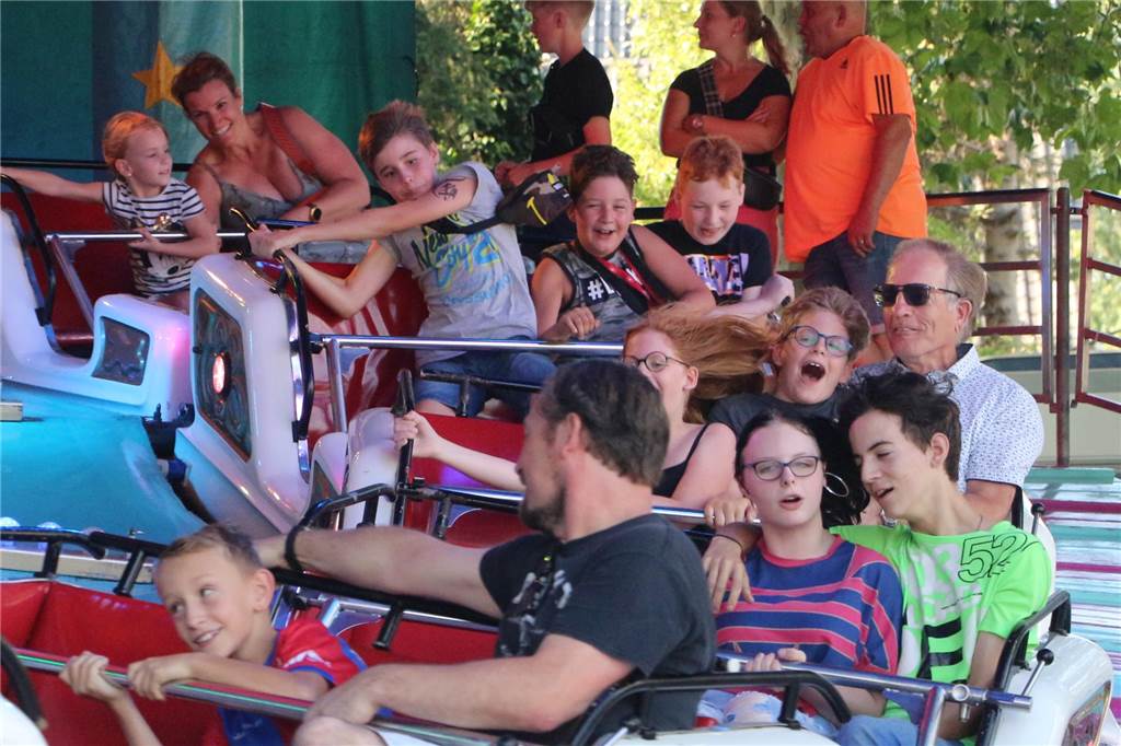 Keine Kirmes ohne Klassiker wie Auto-Scooter und Musik-Express – auch nicht in Ahaus. Und wenn nicht dort, wo gibt es dann den gewünschten Fahrtwind?! Den Spaß ließen sich die Kirmesfreunde nicht nehmen – und wie man sieht generationsübergreifend. Der Spaß am Geschwindigkeitsrausch ist in den Gesichtern abzulesen.
