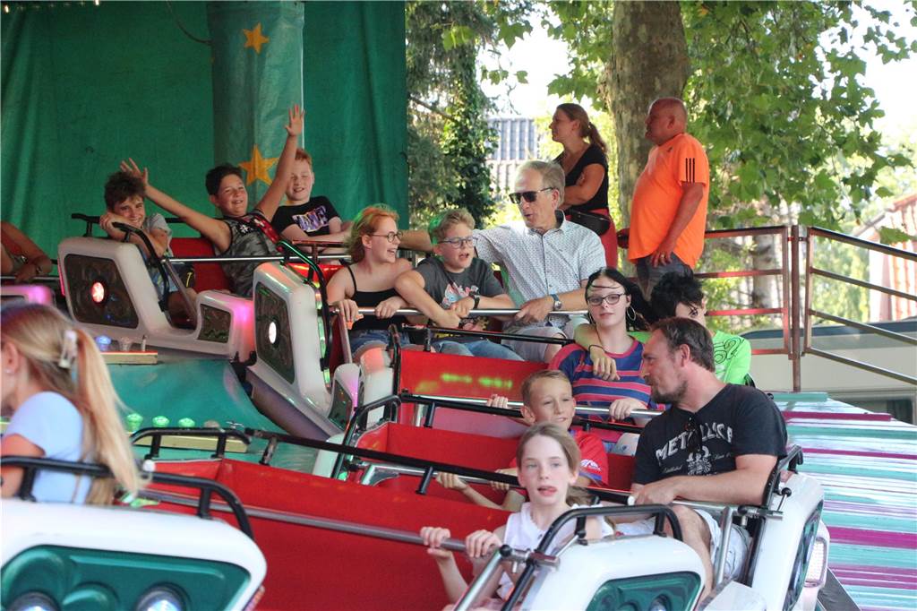 Regenguss verdirbt Laune nicht: Bis auf Kleinigkeiten war die Ahauser Kirmes rundum gelungen Der Musikexpress in Ahaus