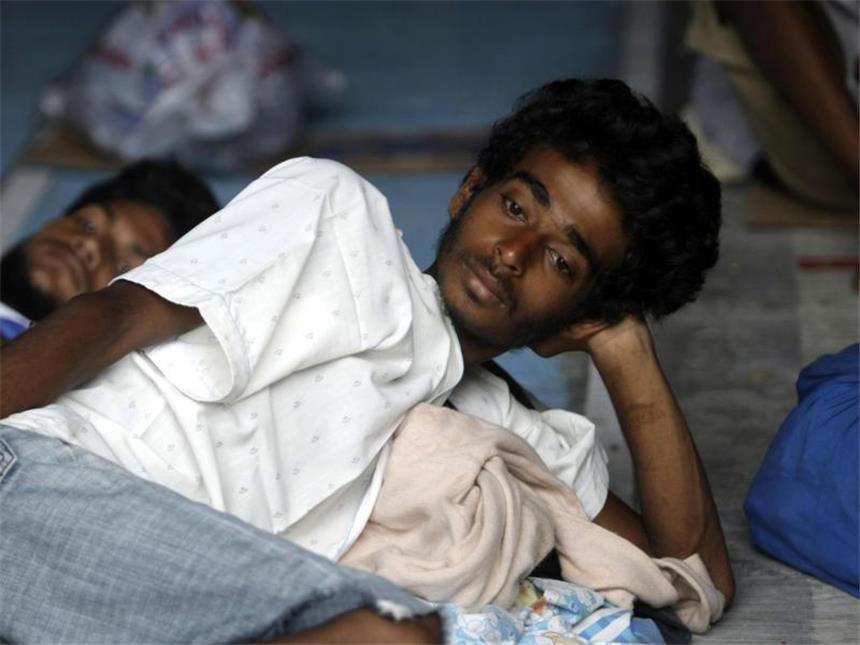 Schiffbrüchige Rohingya-Flüchtlinge dürfen an Land Keine Kraft mehr: Ein vor der Küste Indonesiens geretteter Bootsflüchtling in einem Auffanglager in Kuala Langsa, Aceh. Foto: Hotli Simanjuntak