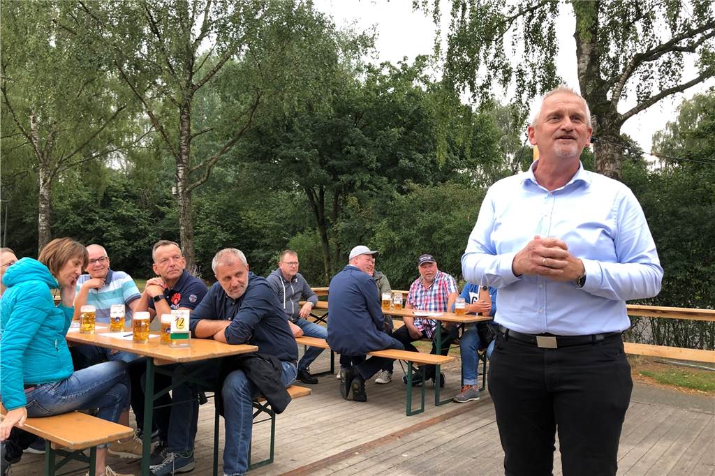 Keine langen Vorreden: Günter Wewers begrüßt die Gäste zum Biergartengespräch.