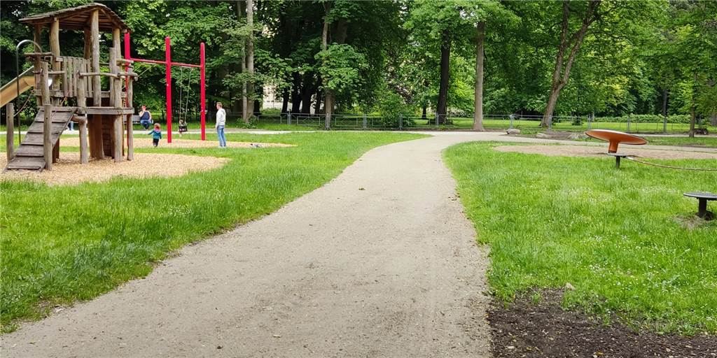 Müll im neu gestalteten Schlosspark Schwansbell: Es fehlen Abfalleimer Keine Mülleimer sind rund um den Spielplatz im Schlosspark zu sehen.