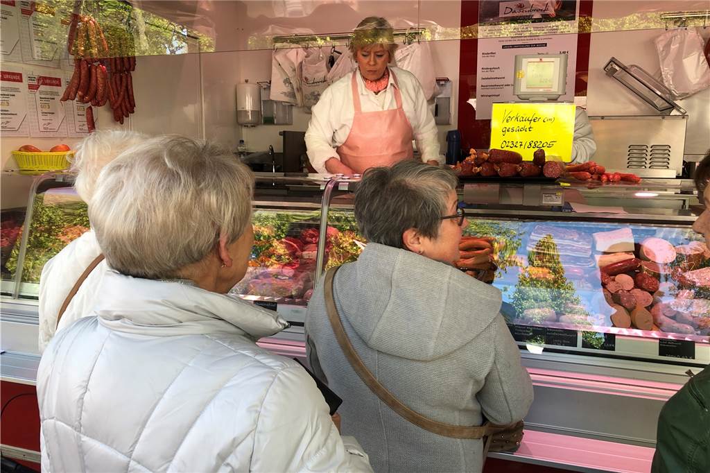 Keine Pause: Die Verkäuferinnen am Stand der Metzgerei Darenbrock hatten alle Hände voll zu tun. Pausenlos kamen Kunden.