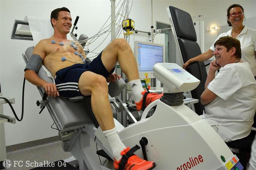Schalke verpflichtet Freiburgs Sascha Riether Keine Probleme beim Medizincheck: Sascha Riether ist zwar der älteste Schalker Feldspieler, fühlt sich aber nicht so.