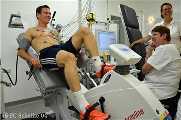 Keine Probleme beim Medizincheck: Sascha Riether ist zwar der älteste Schalker Feldspieler, fühlt sich aber nicht so.