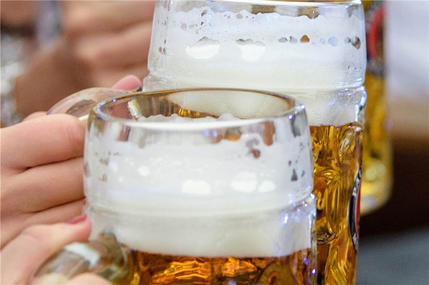 Bierspende für den TC Deuten - so sind die Reaktionen Biergläser