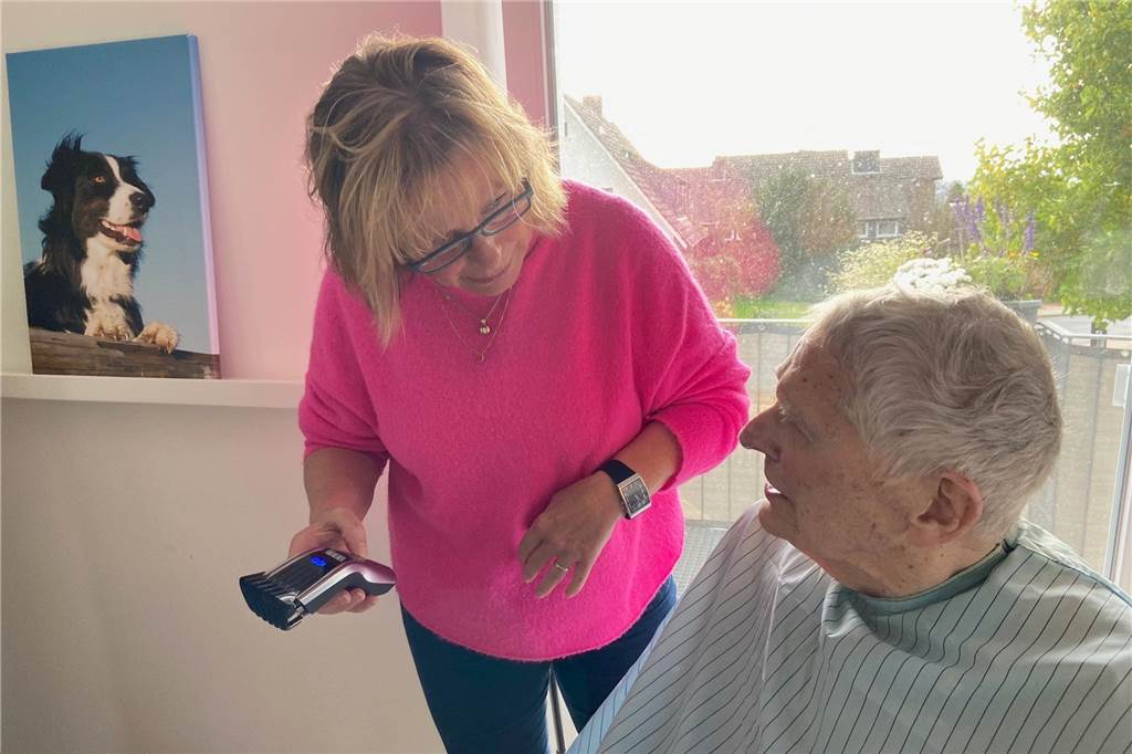 Marion Hebel frisiert Menschen im Hospiz Keine Stufen bitte! Heinrich Risse und Marion Hebel klären vor dem Haarschnitt die Details.