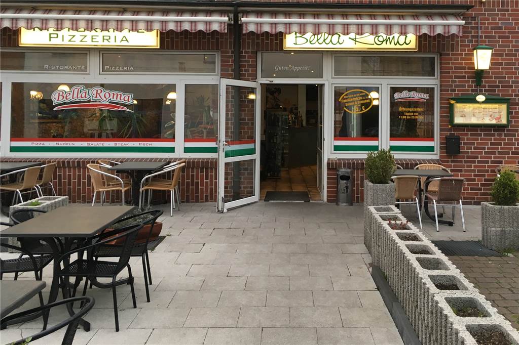 Service ist im Bella Roma wirklich gut, doch das Ambiente ist steigerungsfähig Keine Stufen erschweren den Weg ins Bella Roma. Die Terrasse könnte aber dadurch aufgewertet werden, dass die Pflanzkübel auf bepflanzt werden.