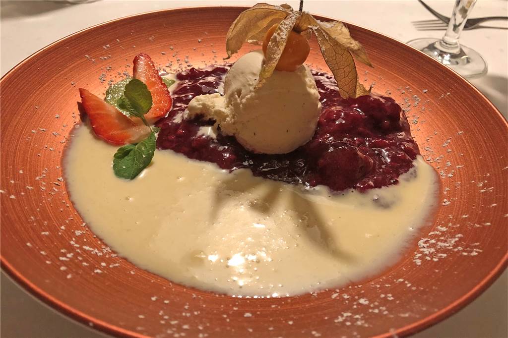Gut gemachte Klassiker begeistern im „Haus im Flör“ Keine Überraschungen, alles einfach lecker und gut: Die Syltr Rote Grütze mit Bourbon-Vanillesauce und einer Kugel Rahmeis.