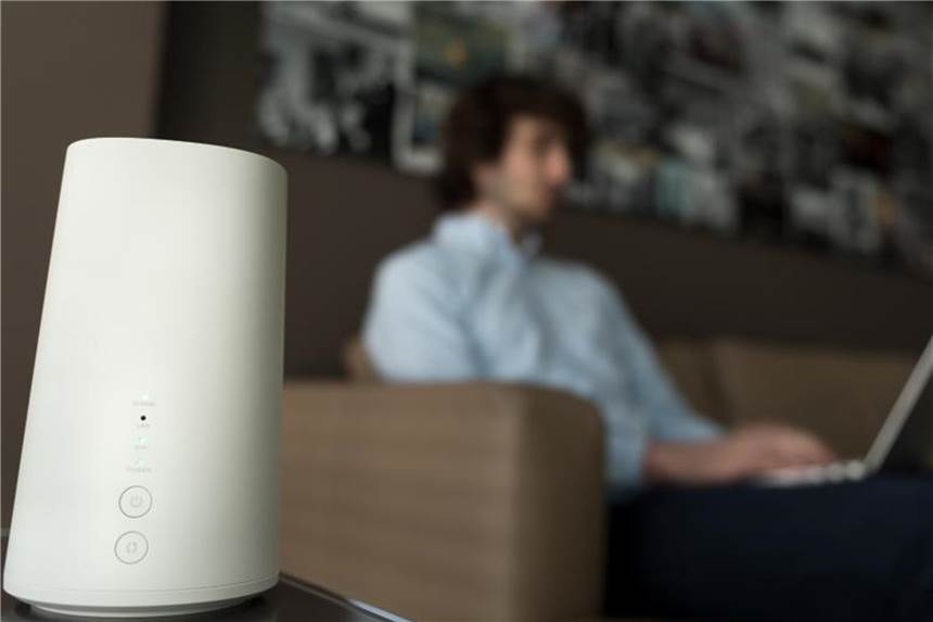 Zu Hause online per LTE Keine Vase, sondern ein LTE-Router für daheim, der sich auch optisch ins Wohnabmiente einfügen soll. Foto: Alexander Heinl/dpa-tmn