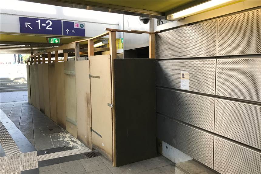 Bahnkunden können im Lüner Hauptbahnhof noch immer nicht den Fahrstuhl benutzen Keine Veränderung: Der Aufzug im Lüner Hauptbahnhof ist noch immer nicht nutzbar.