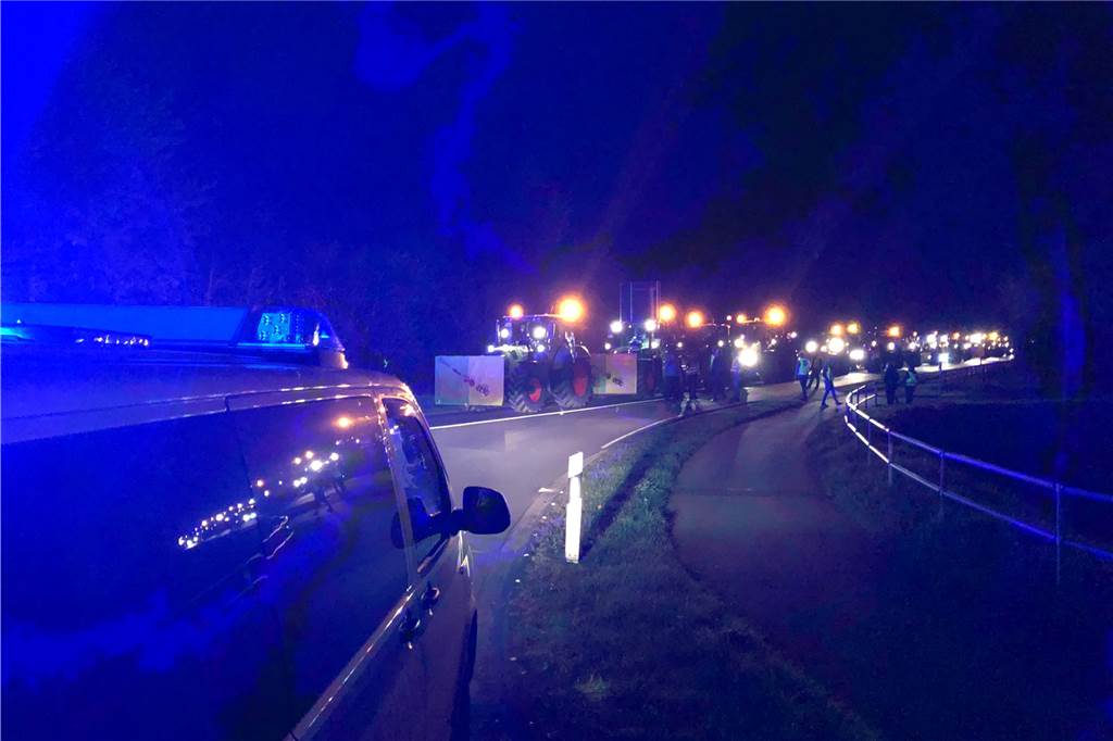 Liveticker: Landwirte aus dem Kreis Borken fahren in Kolonne zum Protest nach Bonn Keine zehn Minuten nach der Abfahrt wird der Tross erst einmal von der Polizei gestoppt. Was gerade auf dem Hof Kapell noch grünes Licht bekommen hat, wirft jetzt große Fragezeichen auf: Wie sollen die Traktoren nach Bonn fahren?