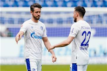 Keine Zukunft mehr auf Schalke: Von Steven Skrzybski (r.) hat sich der Klub offiziell bereits verabschiedet, auch Mark Uth wird wohl nicht mehr für Schalke auflaufen - beim Spiel in Köln verzichtete Trainer Grammozis nach Absprache mit dem Spieler auf eine Nominierung Uths.