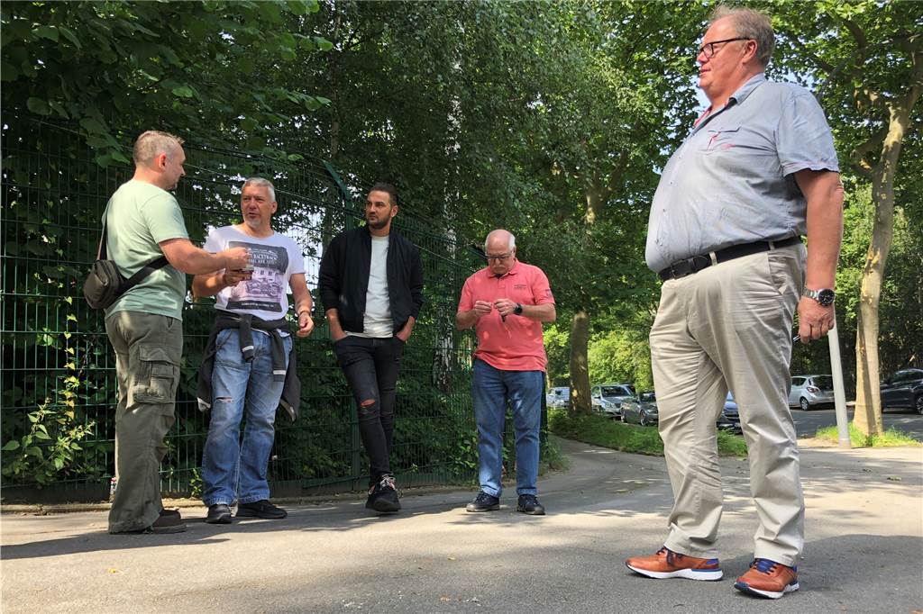 „Es wurde mit Ängsten der Mitarbeiter gespielt - und ihr habt das zugelassen!“ Keinen leichten Stand hatte der Schwerbehindertenbeauftragte Dirk in der Beck, der sich am letzten Produktionstag bei Caterpillar in Dortmund der Kritik der Beschäftigten an der Arbeit des Betriebsrats stellte.
