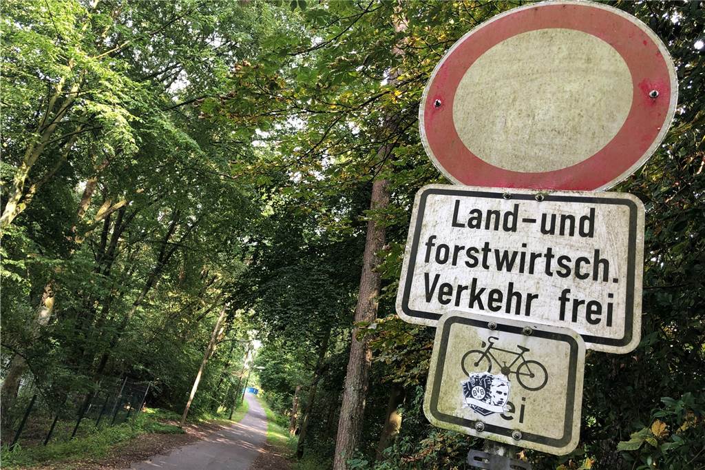 Diese Brücke über der B54 spart 2 Kilometer Umweg – und wird unerlaubt genutzt Keiner darf hier durch, außer Fußgänger, Radfahrer und land- wie forstwirtschaftlicher Verkehr.