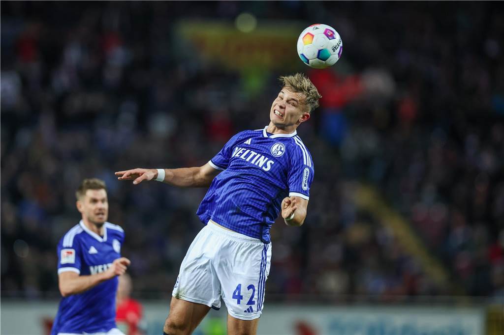 Schalke 04 empfängt den Karlsruher SC: Keke Topp hat mit zwei Treffern für die deutsche U20-Nationalelf Selbstvertrauen getankt.