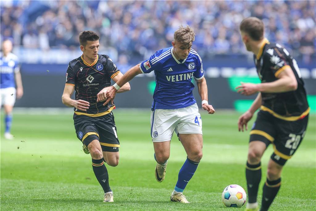 Simon Terodde versteht die Fußball-Welt nicht mehr: Keke Topp (Mitte) spielte gegen Karlsruhe ziemlich unauffällig.