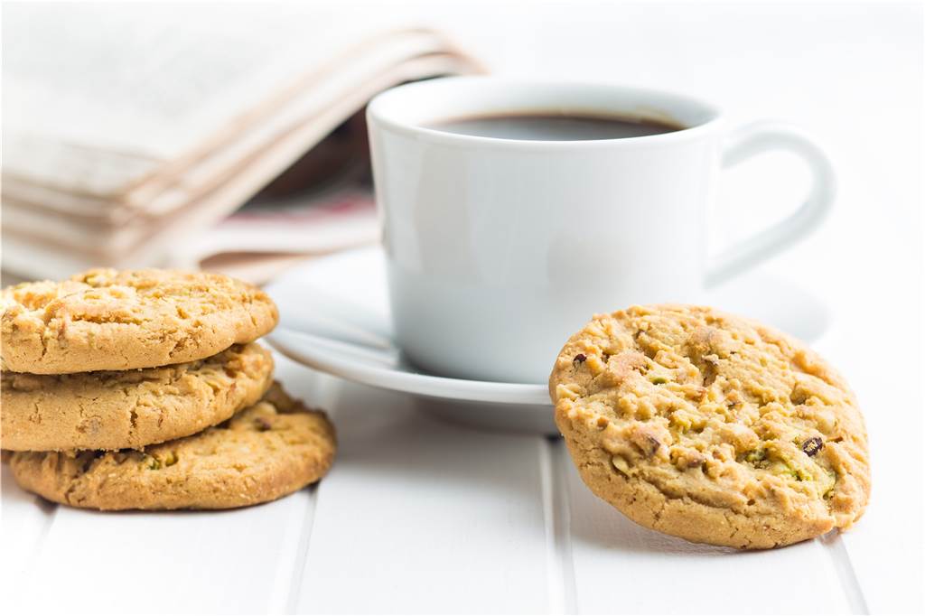 cookies und eine tasse kaffee