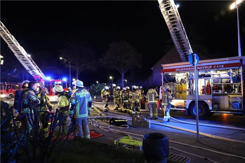 Kellerbrand in Mehrfamilienhaus: Viele Verletzte - darunter ein Säugling Kellerbrand an der Brüningstraße.