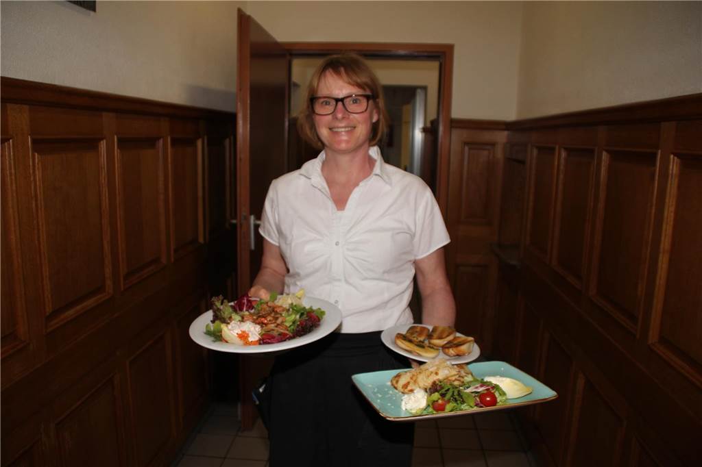 Kellnerin Bettina Beck ist im Brambauer Traditionsrestaurant für den Essenservice zuständig.