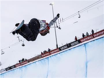Kelly Clark in Aktion. Foto: Gian Ehrenzeller