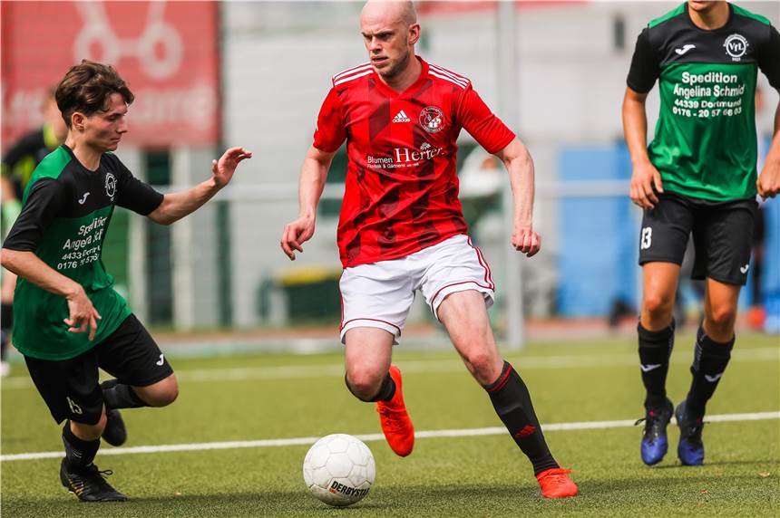 Der Spieler, den sie beim VfL Kemminghausen Messi rufen Kemminghausens Ardit Ajvazi (l.) im Duell mit Eichlinghofens Patrick Pöhl.