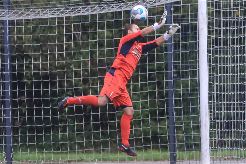 Türkspor setzt Ausrufezeichen, Körne bleibt dran: So lief der fünfte Bezirksliga-Spieltag Kemminghausens Keeper Marvin Kröger musste dreimal hinter sich greifen.