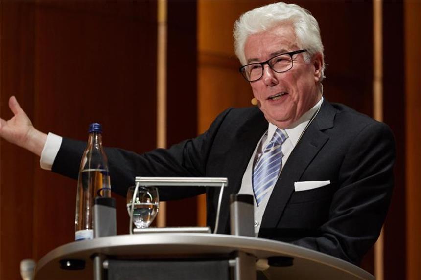 Bestsellerautor Ken Follett las in Hamburg Ken Follett stellte in Hamburg sein neues Buch „Das Fundament der Ewigkeit“ vor. Foto: Georg Wendt