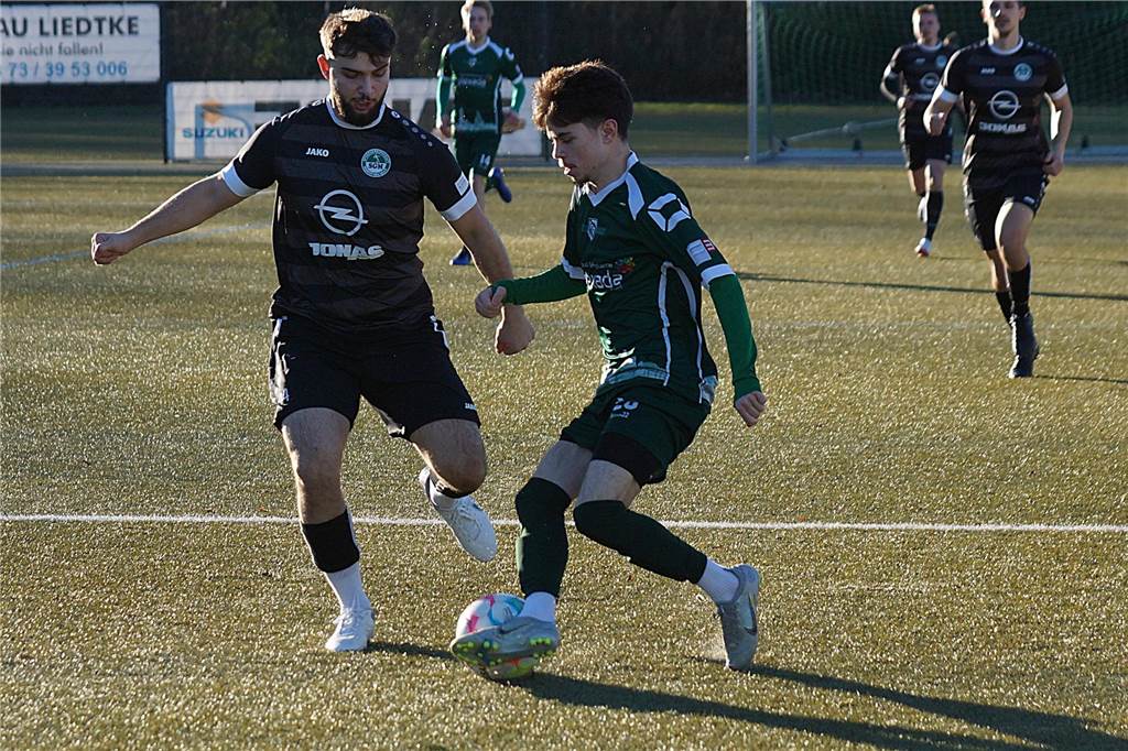 Holzen-Sommerberg bedient sich bei Dortmunder Landesligisten: Talent für die Außenbahn kommt Kenan Kapusuz am Ball.